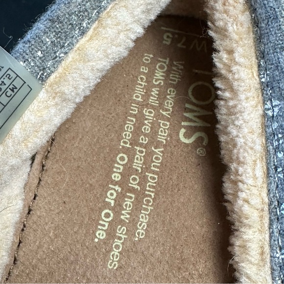 Fleece lined cozy Toms flats - women’s size 7.5, metallic silver design, peace - Picture 6 of 9